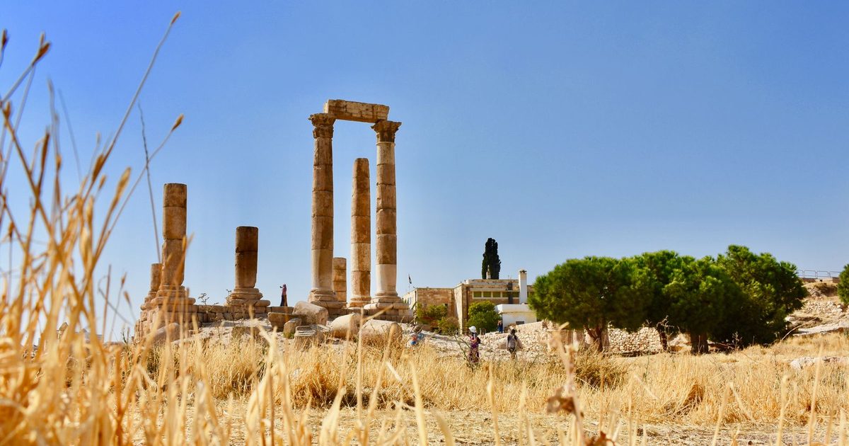 عمّان: عاصمة الأردن بين التلال والتاريخ